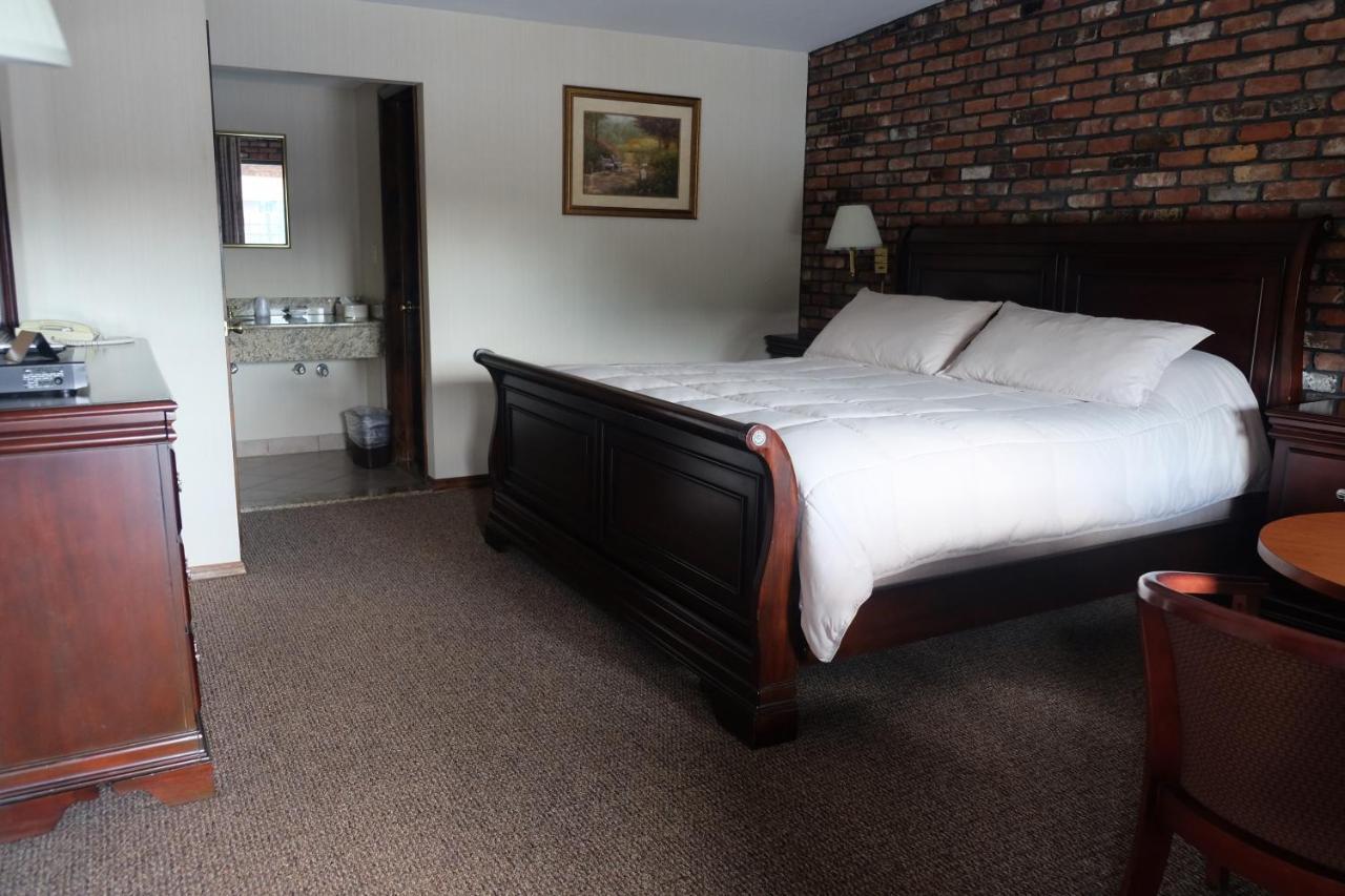 Chalet Inn & Suites Centerport Eksteriør billede
